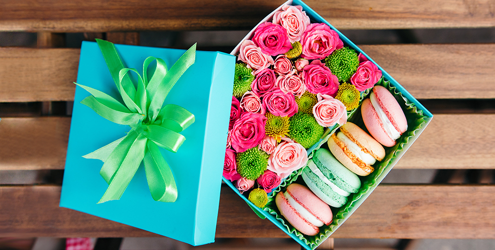 Коробка с цветами и макарунами + бутылка игристого напитка от компании FlowerBox Коробка с цветами и макарунами + бутылка игристого напитка от компании FlowerBox