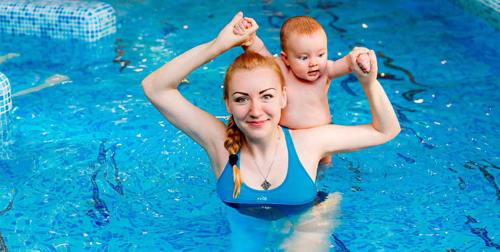 Бассейн мама и ребенок. Аквааэробика для грудничков. Мама и малыш в бассейне. Мама в бассейне. Грудничковое плавание с мамой.